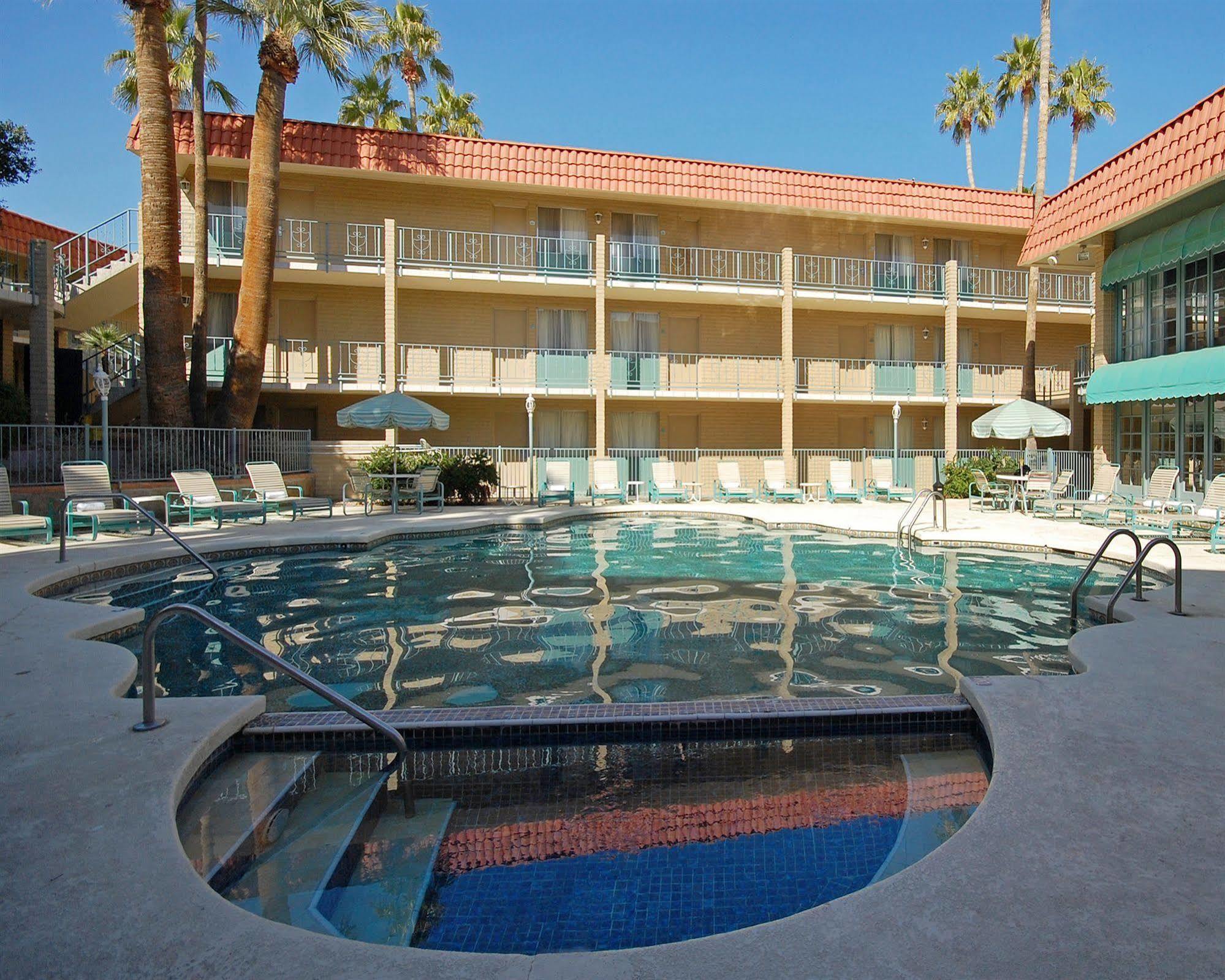 Ramada By Wyndham Tempe Near Asu Hotel Exterior foto